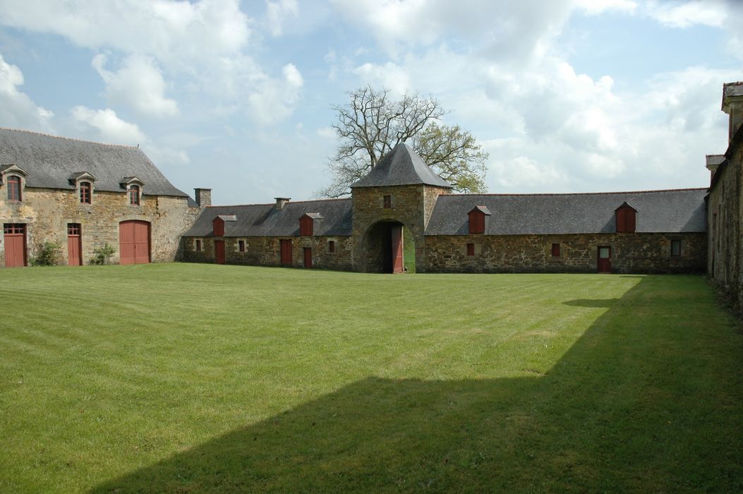 Château de la Villequéno : Cour des communs, aile est, façade ouest sur cour et est sur le chemin, vue générale