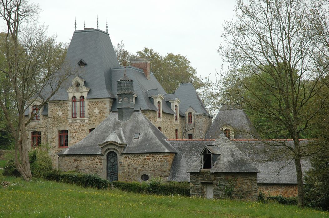 Château de la Villequéno : Communs, extrémité ouest de l’aile sud, chapelle et, en avant, le colombier transformé en chenil, vue générale