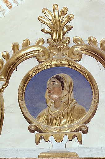 retable du maître-autel. Médaillon de la Vierge dans son cadre, avant dépose et nettoyage.