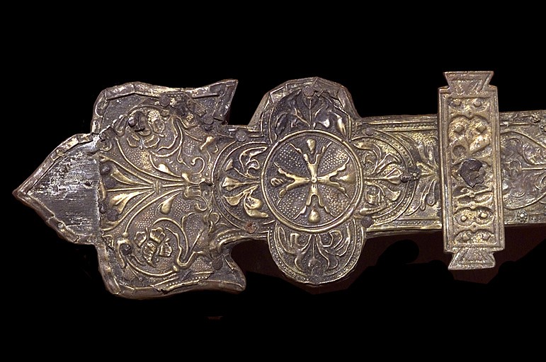 croix de procession. Détail de la face : décor de la haste supérieure. - © Inventaire général, ADAGP  ; © Monuments historiques, 2000