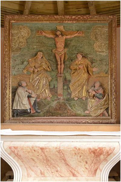 Bas-relief : la Crucifixion avec Marie-Madeleine et saint Valentin, vue générale. bas-relief : la Crucifixion avec Marie-Madeleine et saint Valentin, vue générale