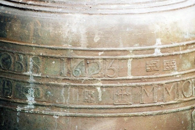 Cloche de Saint-Pardoux : détail de la date. - © Monuments historiques ; © CAOA Corrèze