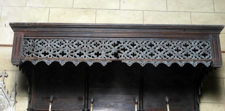 Détail du panneau ajouré formant dais du retable.