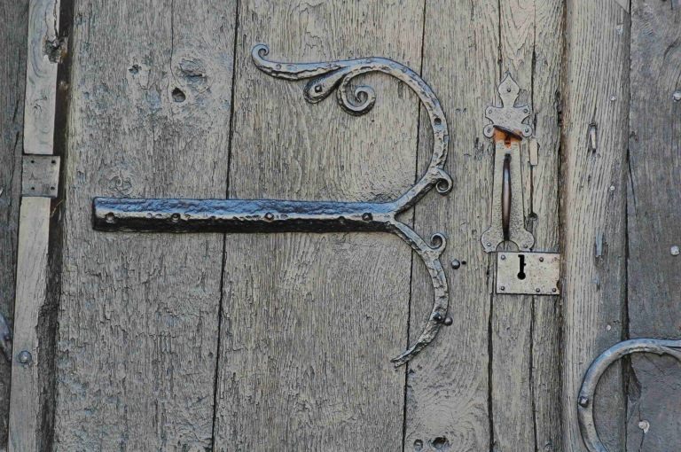 Détail de la ferrure sur le portillon du battant gauche.