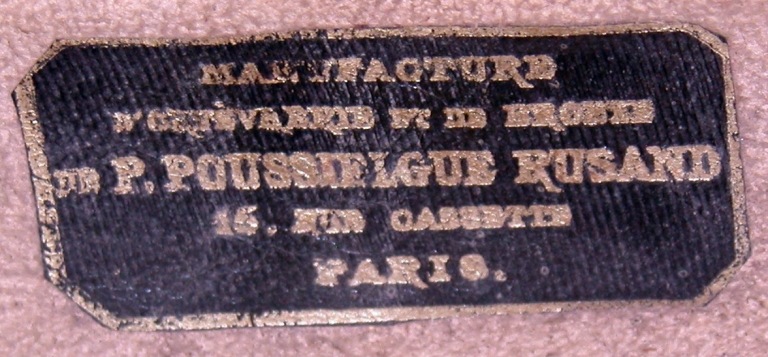 Détail de l'étiquette sur la boîte d'ostensoir.