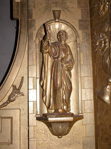 Détail de l'aileron gauche du tabernacle, avec la statuette de saint Pierre.