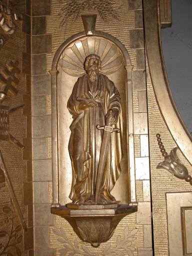 Détail de l'aileron droit du tabernacle, avec la statuette de saint Paul.