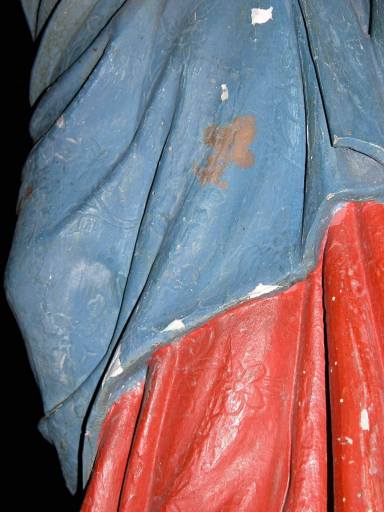 Détail de la reparure sur la robe et le manteau de la Vierge.