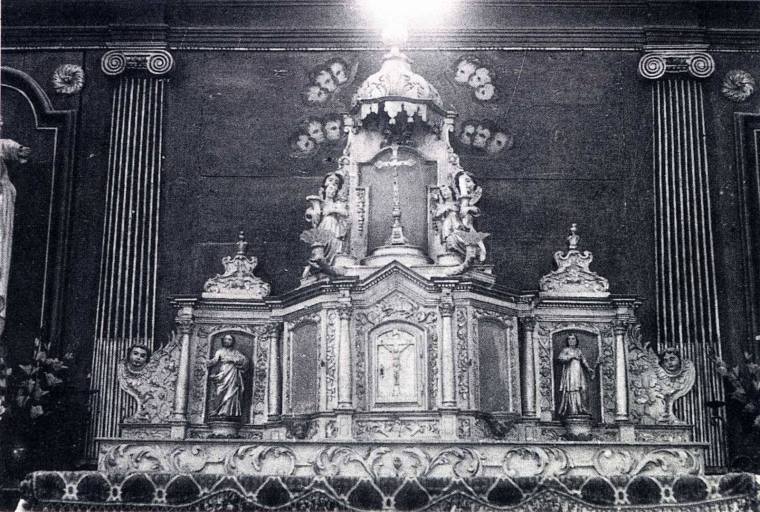 Vue générale, avec une statuette de saint prêtre disparue.