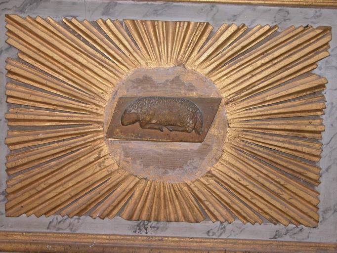 Détail du panneau central sculpté : l'agneau mystique. - © Monuments historiques ; © Conseil Général de la Creuse, CAOA
