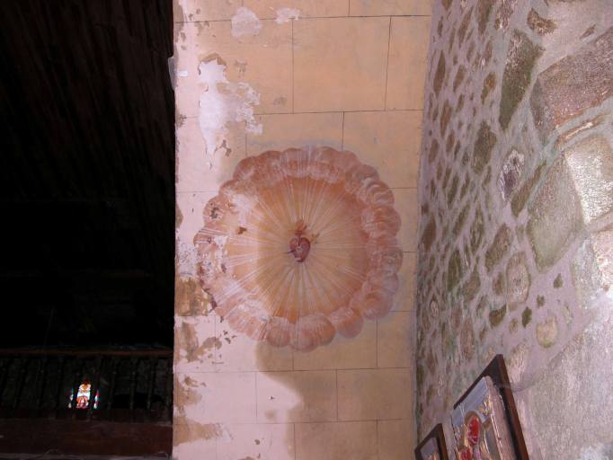 Sacré-Coeur dans une nuée, sous l'arcade de la chapelle nord, côté ouest : vue rapprochée.