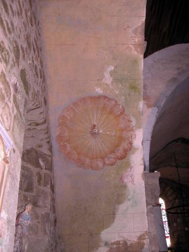 Sacré-Coeur (?) dans une nuée, sous l'arcade de la chapelle nord, côté est.