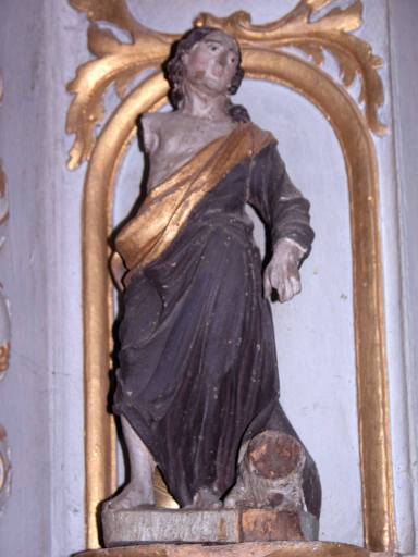 Statuette de saint Jean-Baptiste sur le pan gauche de l'armoire eucharistique.