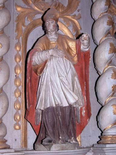 Statuette de saint évêque sur l'aile droite du tabernacle.