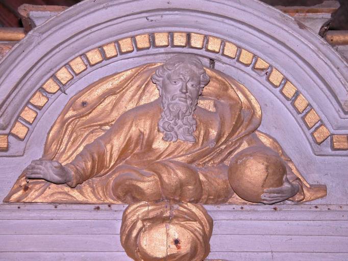 Buste de Dieu le père au fronton de l'armoire eucharistique.