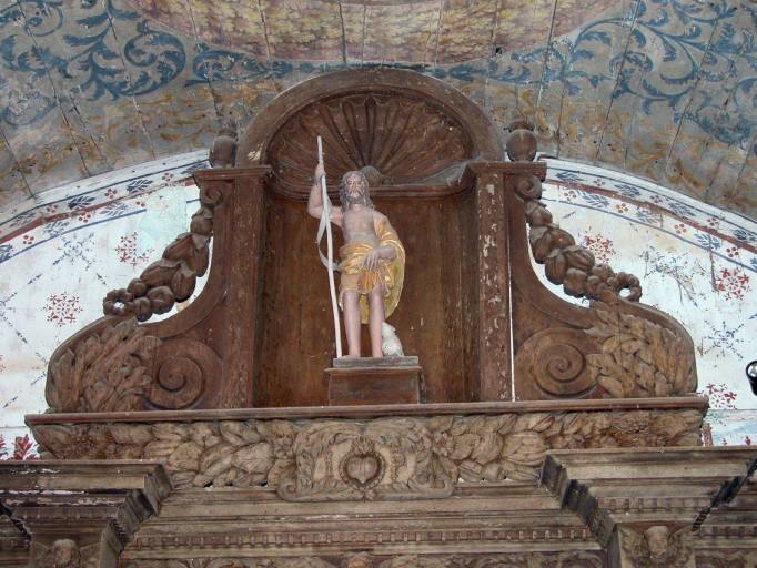 Retable : fronton avec la statue de saint Jean-Baptiste.