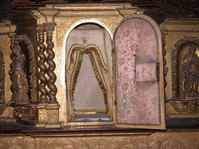 Tabernacle : armoire eucharistique, porte ouverte.