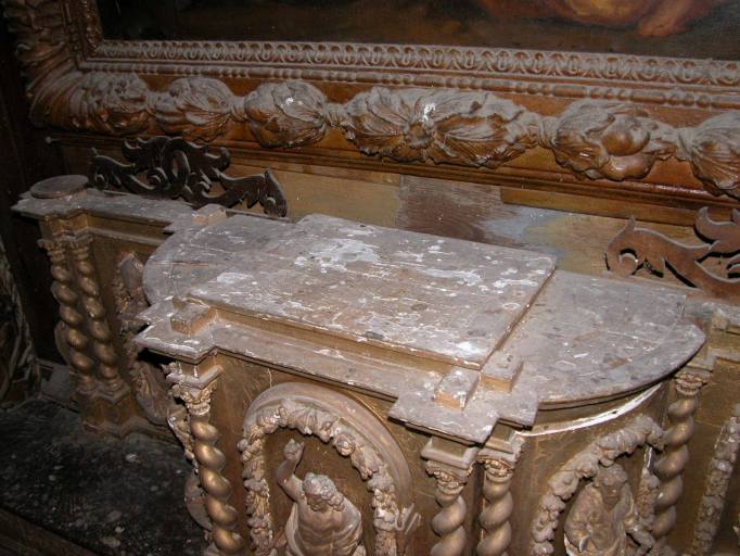 Tabernacle : vue du dessus de l'armoire eucharistique.