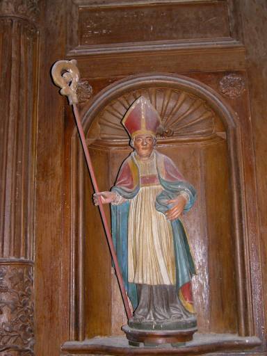 Statue de saint évêque dans la niche droite du retable : vue générale.