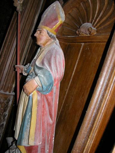 Statue de saint évêque dans la niche droite du retable : profil gauche.