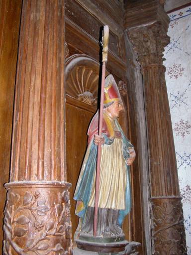 Statue de saint évêque dans la niche droite du retable : profil droit.