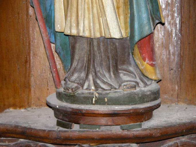 Statue de saint évêque dans la niche droite du retable : détail de la partie basse.