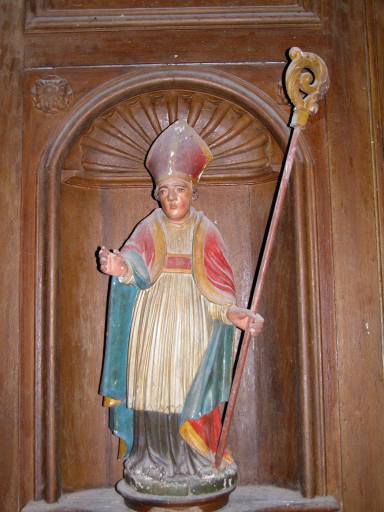 Statue de saint évêque dans la niche gauche du retable : vue générale.