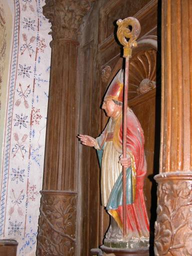 Statue de saint évêque dans la niche gauche du retable : profil gauche.