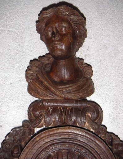 Buste de la Vierge, au sommet de l'aile droite du tabernacle.