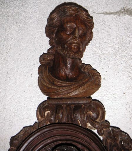 Buste du Christ, au sommet de l'aile gauche du tabernacle.