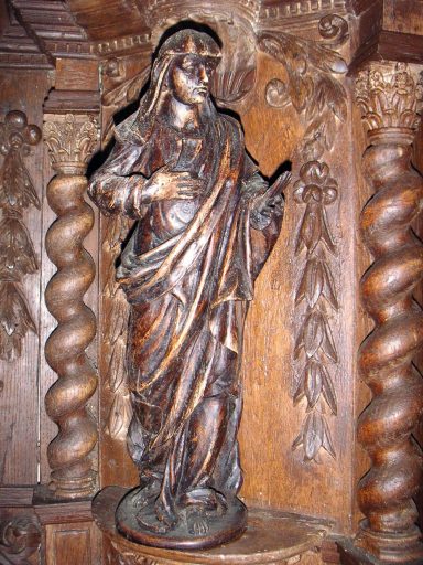 Statuette féminine sur le pan coupé gauche de l'armoire eucharistique.