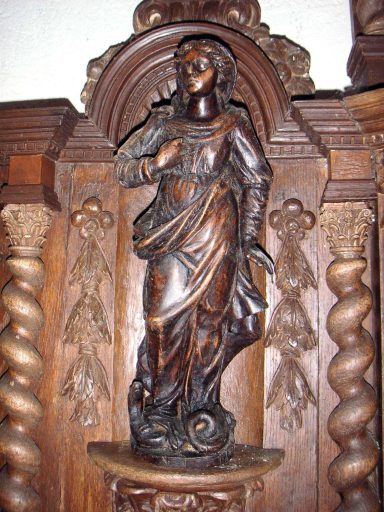 Statuette de sainte Marguerite (?) dans la niche de l'aile gauche du tabernacle.