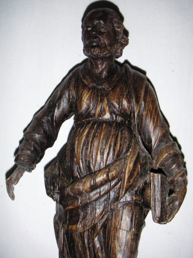 Détail de la statuette d'apôtre barbu.