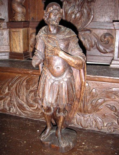 Statuette de saint légionnaire sur le premier gradin du côté droit du tabernacle.