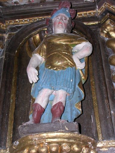 Statuette de saint légionnaire, sur le pan coupé gauche de l'armoire eucharistique.