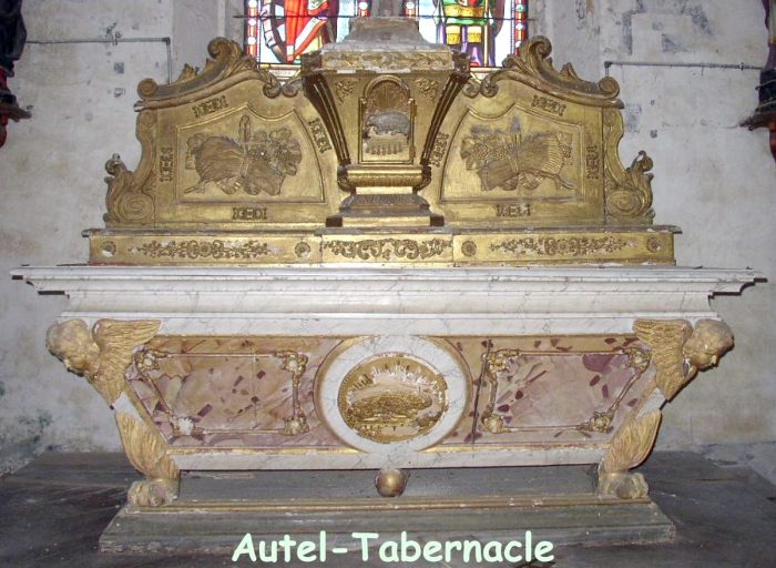 Autel tombeau, gradin d'autel, tabernacle urne à ailes (maître-autel)