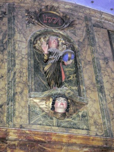 Détail de la date et de la statue, au centre du fronton du retable.