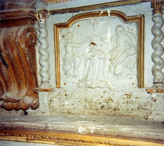 Aile gauche du tabernacle, avant restauration : le couronnement de la Vierge.