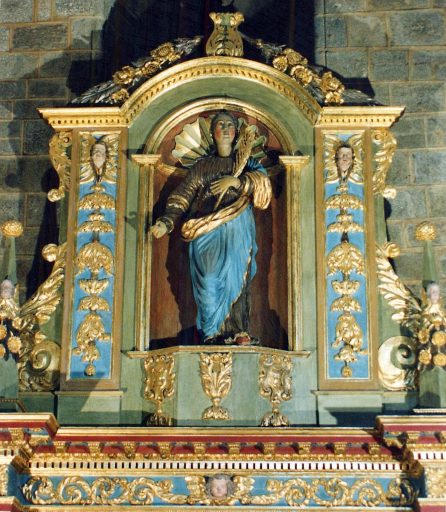 Détail de la statue de sainte Valérie au fronton du retable.