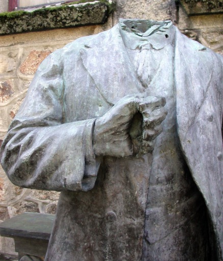 Détail du torse, avec le poing droit mutilé.