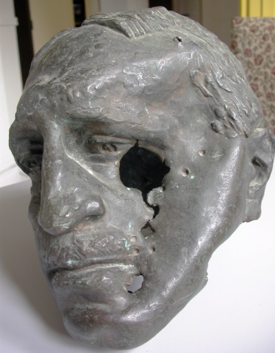 Tête, côté gauche mutilé.