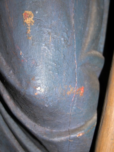 Traces de polychromie sous jacente sur la jambe gauche.