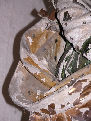 Détail de la doublure peinte d'hermines du manteau de la Vierge.