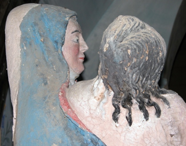 Détail du profil droit de la Vierge et de l'arrière de la tête du Christ.