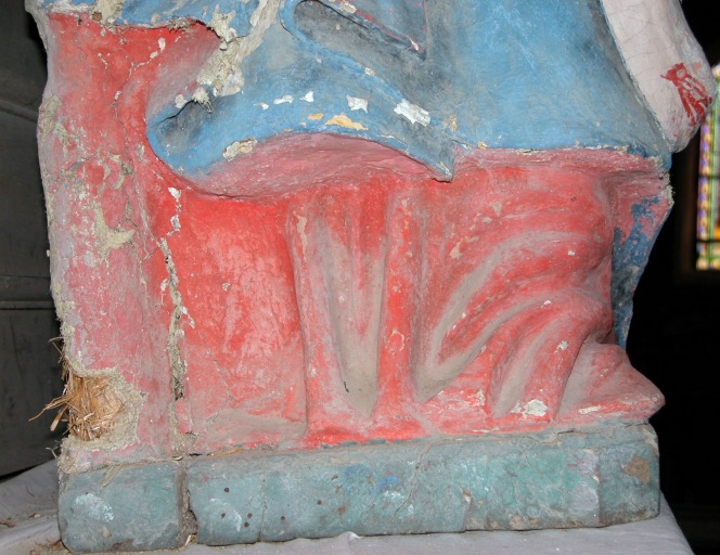 Détail de la partie basse, sur le côté droit.