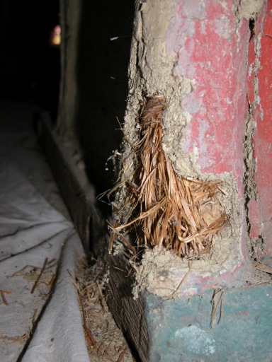 Détail de la restauration au torchis, en partie basse sur le côté droit.