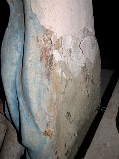 Détail de la restauration au plâtre, en partie haute au revers.