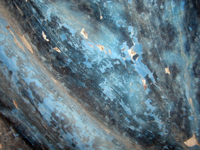 Traces de polychromie antérieure sur le manteau de la Vierge.