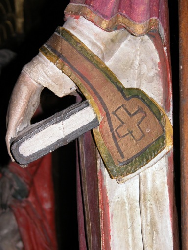 Détail du manipule à la main gauche.