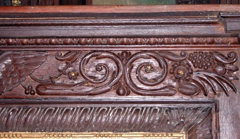 Détail de la frise de feuillage en partie haute.